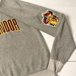 🦁 Harry Potter Gryffindor Hogwarts Crewneck Sweatshirt | Universal Studios Med